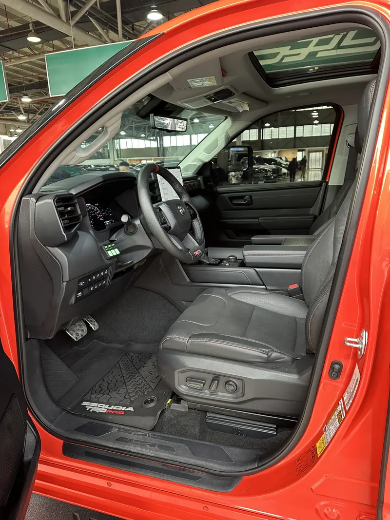 Toyota Sequoia — фото 11