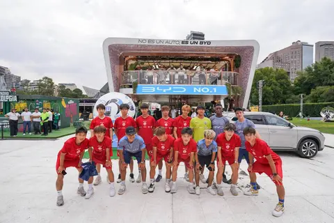 比亚迪助力中国足球小将 第一次现场圆梦世界杯