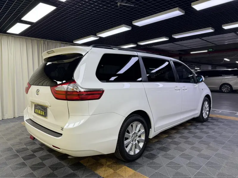 Toyota Sienna — фото 7