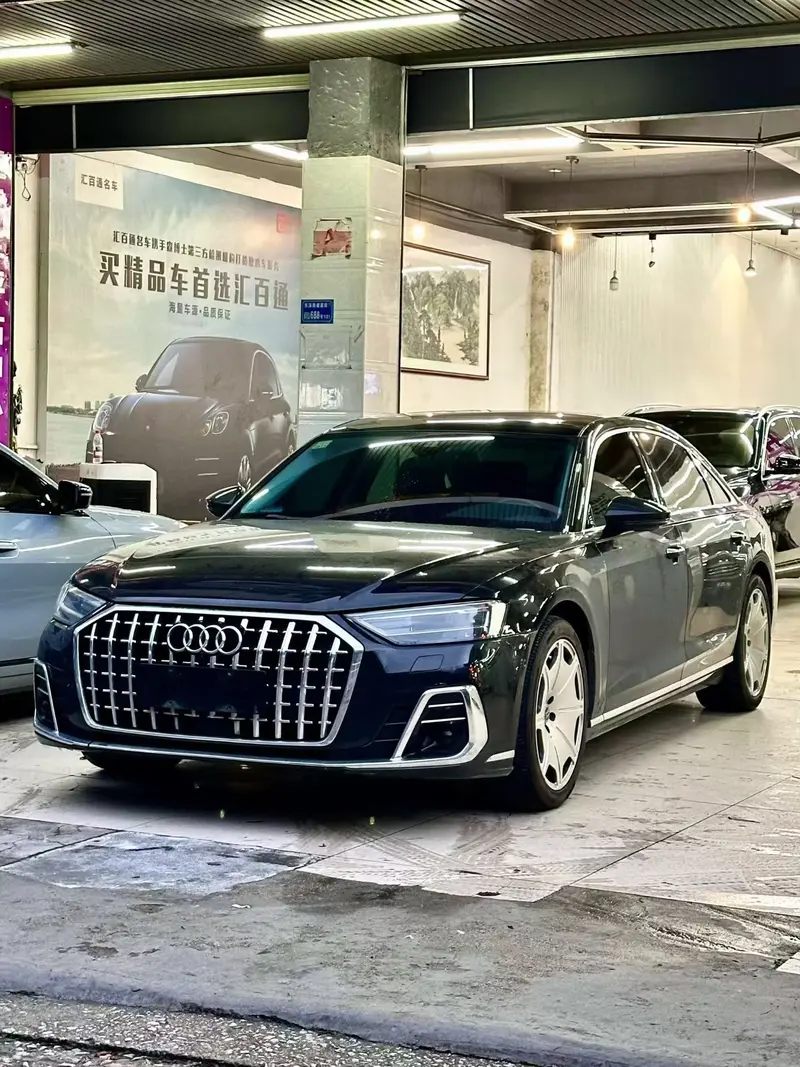 Audi A8 — фото 1