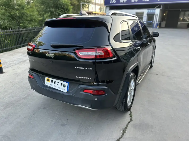 Jeep Cherokee — фото 6