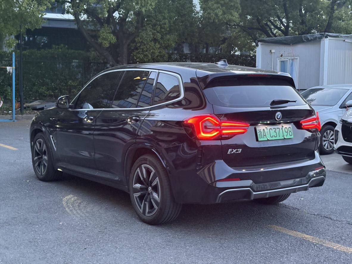 BMW iX3: фотография 7 из 10