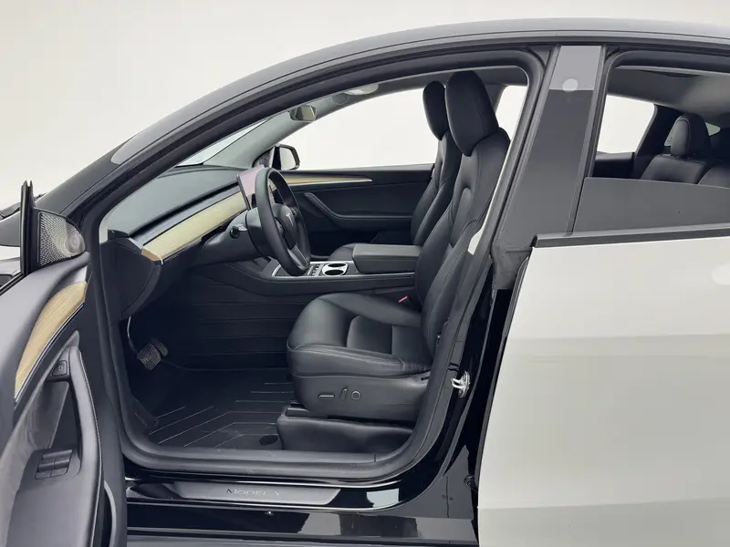 Tesla Model Y — фото 12