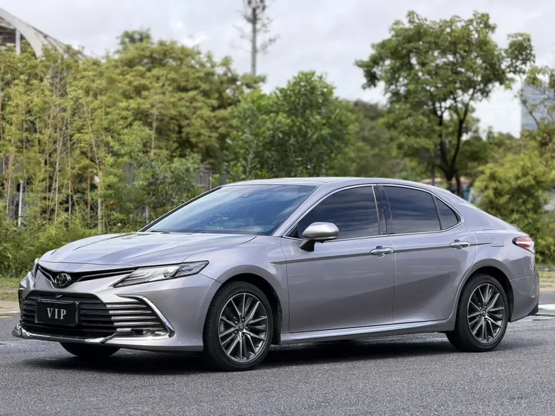 Toyota Camry — фото 1