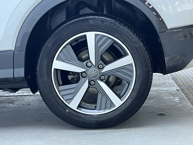 Audi Q2L e-tron — фото 11