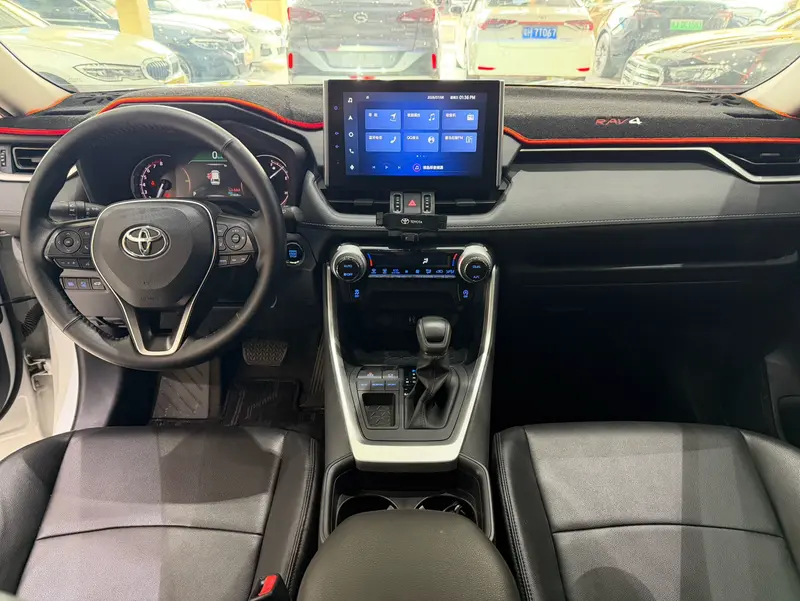 Toyota RAV4 — фото 8