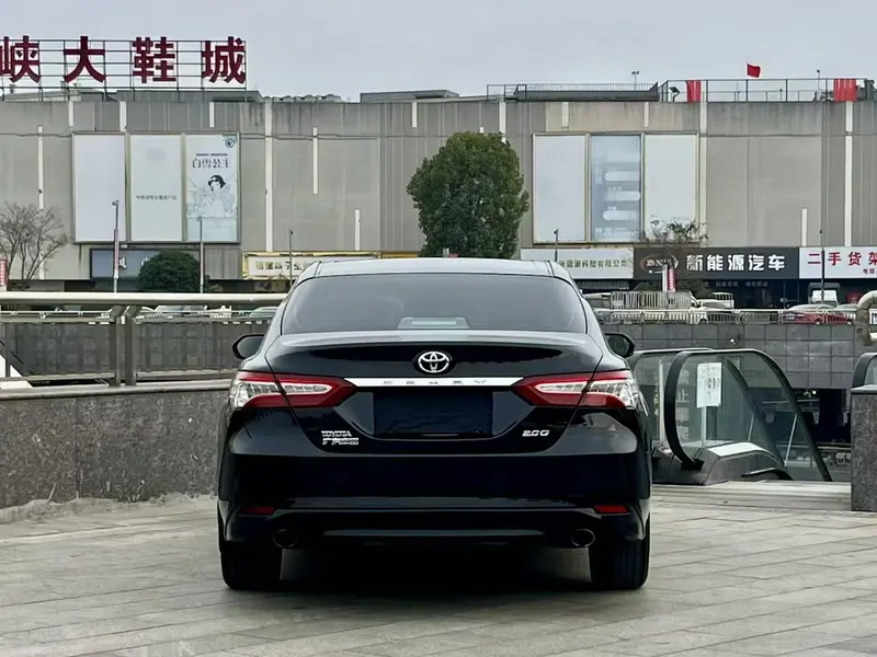 Toyota Camry — фото 3