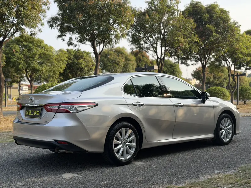Toyota Camry — фото 6