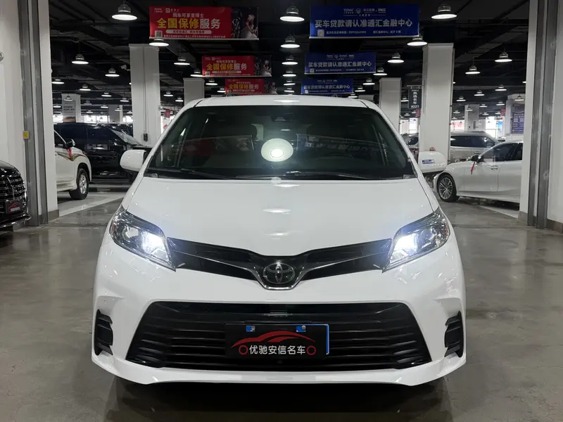 Toyota Sienna — фото 2