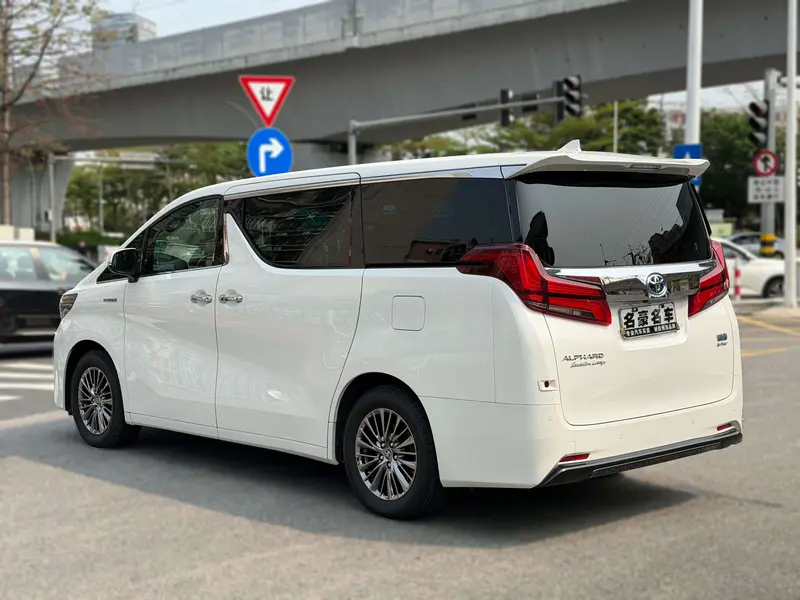Toyota Alphard — фото 4