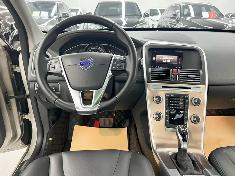 Volvo XC60 — фото 11