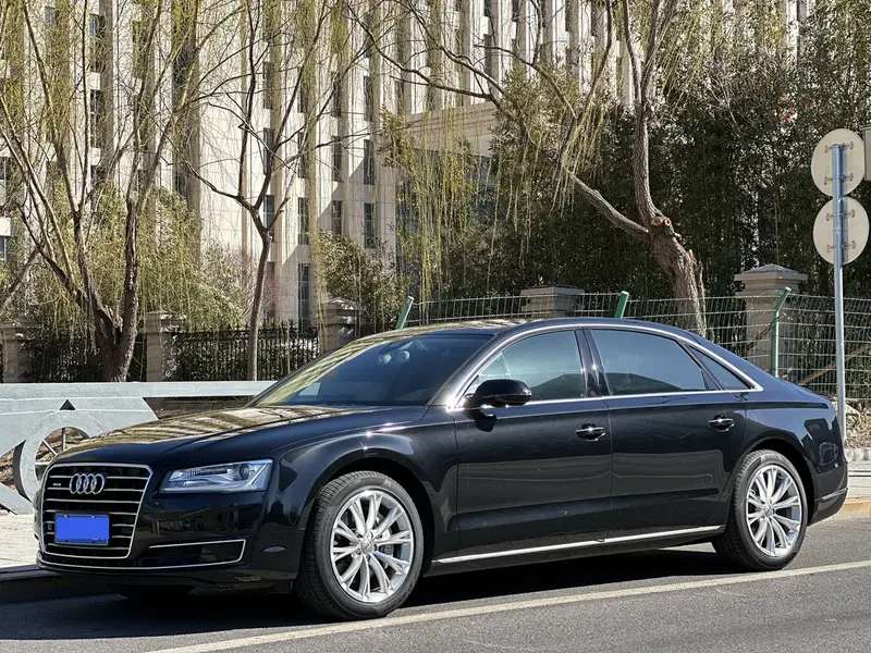 Audi A8 — фото 1