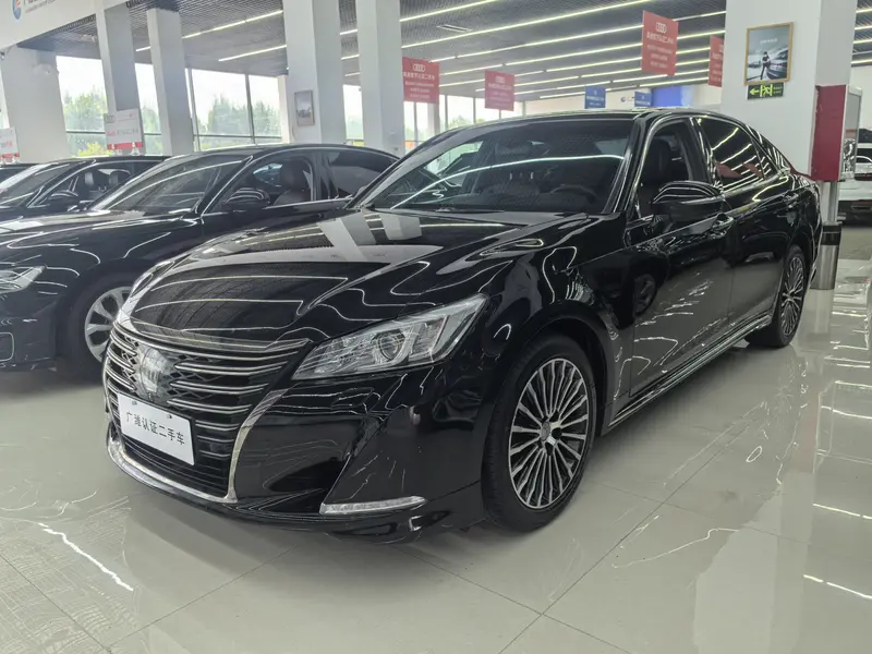 Toyota Crown — фото 1