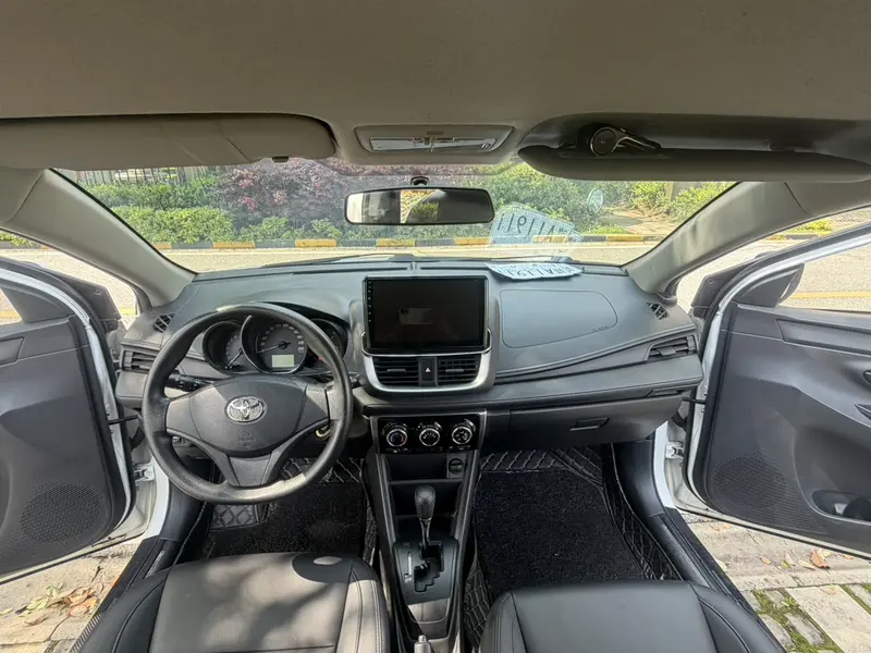 Toyota Yaris L — фото 10