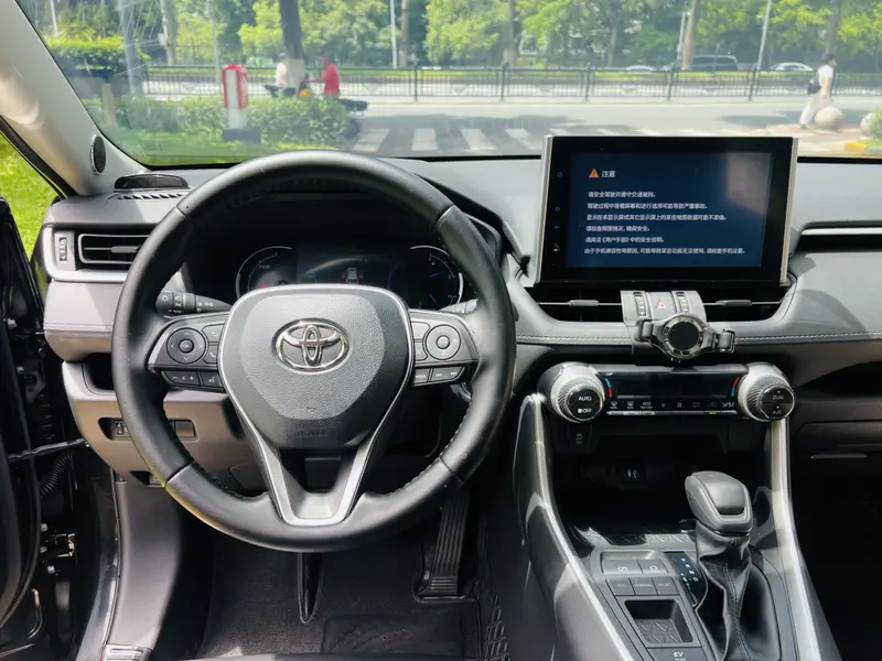 Toyota RAV4 — фото 10