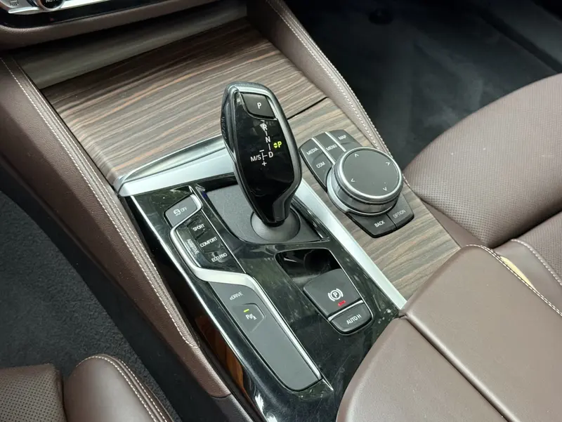 BMW 5 Series 530Le — фото 12