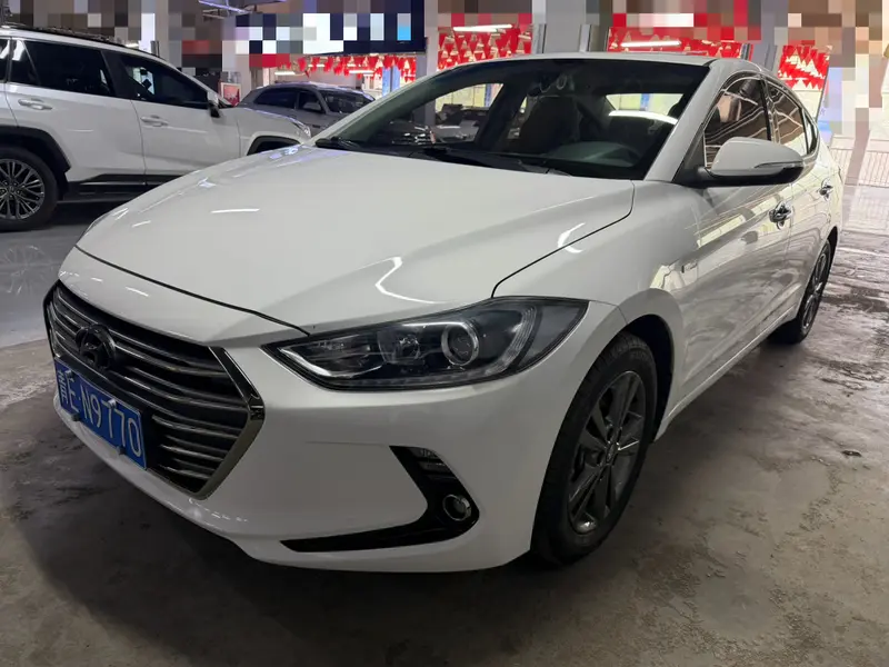 Hyundai Elantra — фото 1