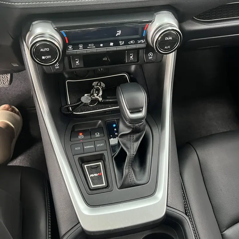 Toyota RAV4 — фото 12