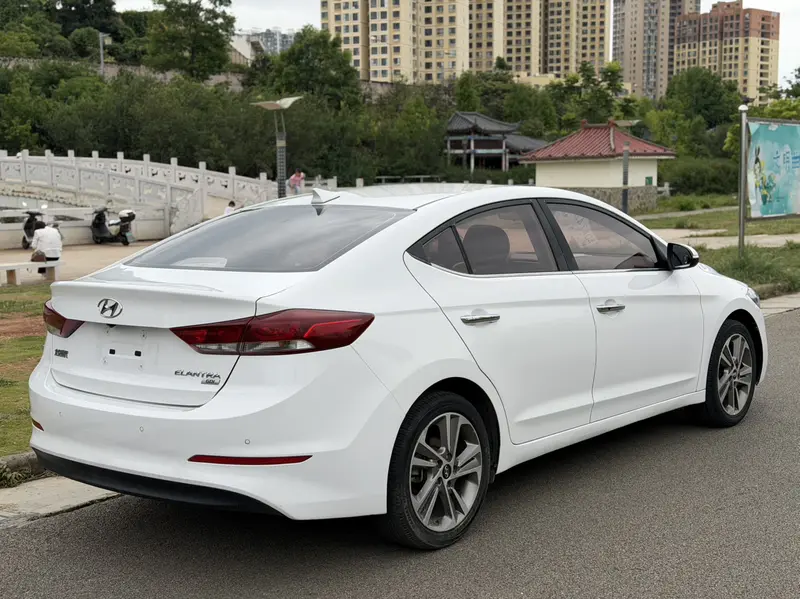 Hyundai Elantra — фото 7