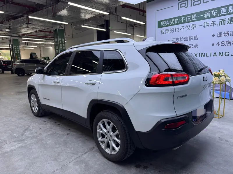 Jeep Cherokee — фото 4