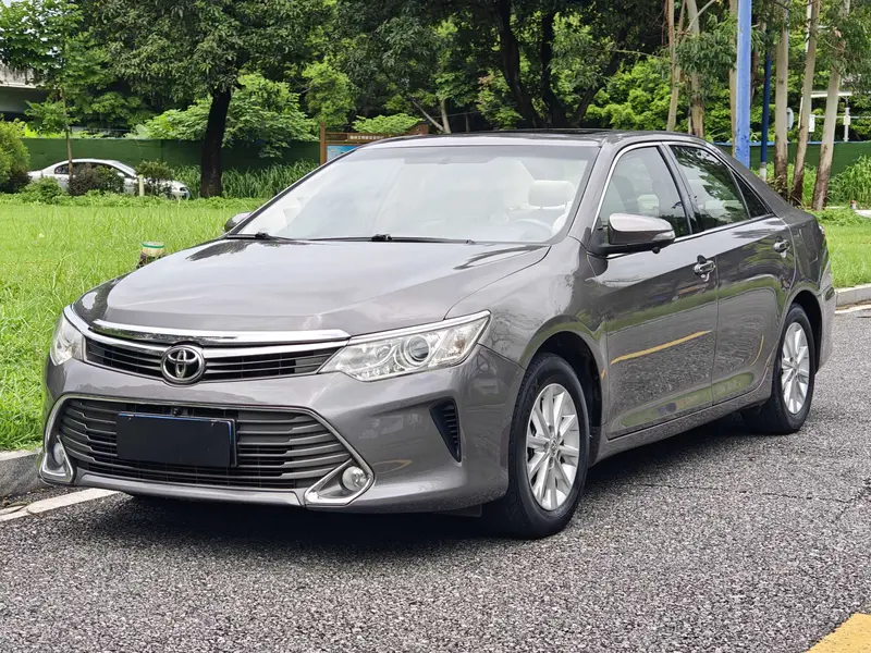 Toyota Camry — фото 1