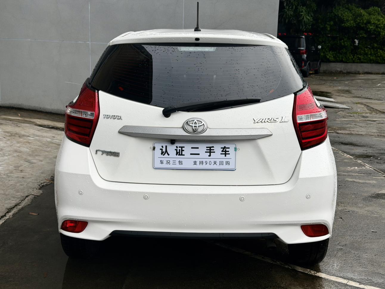 Toyota YARIS L: фотография 7 из 9