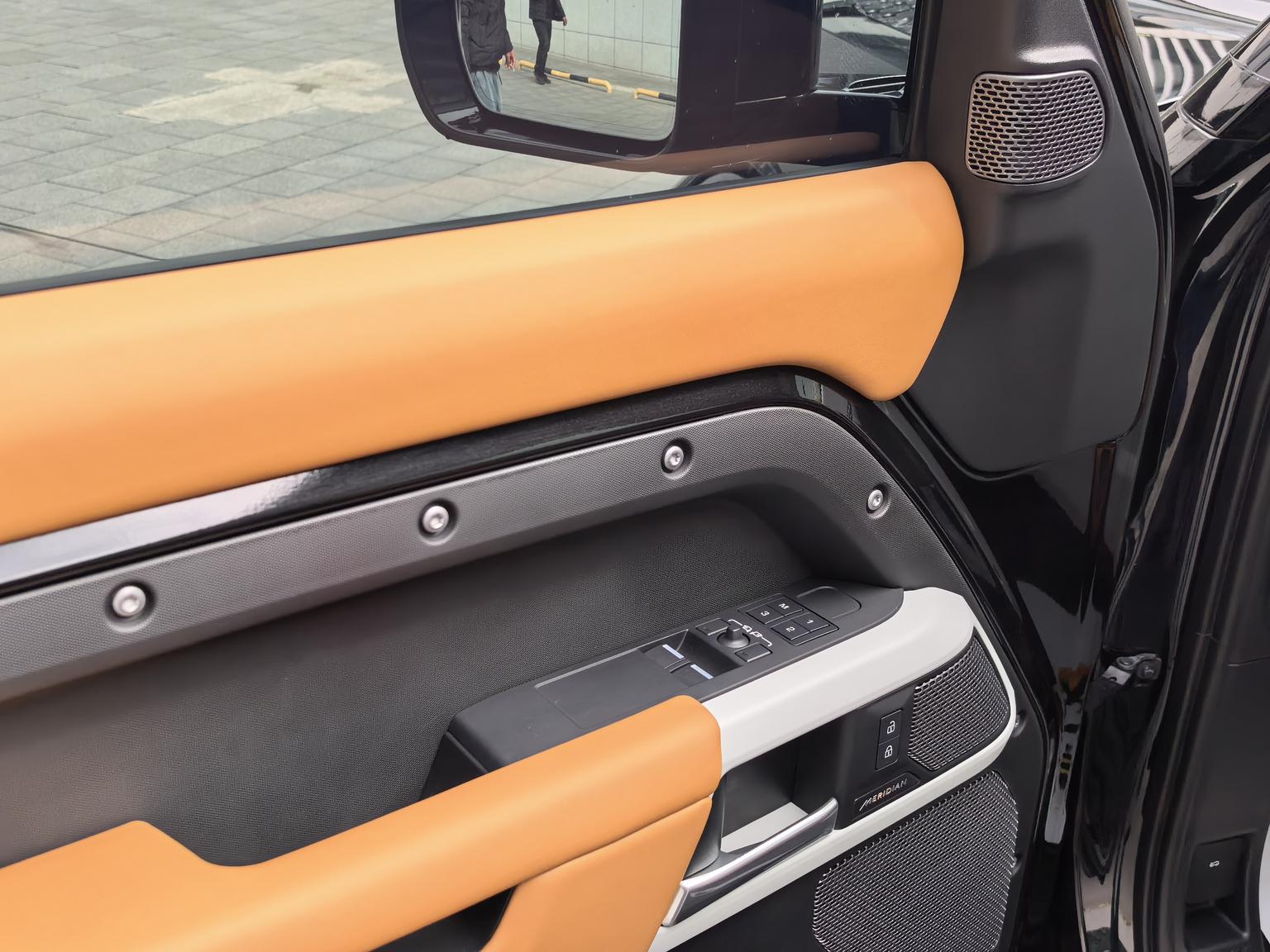 Land Rover Defender: фотография 9 из 17