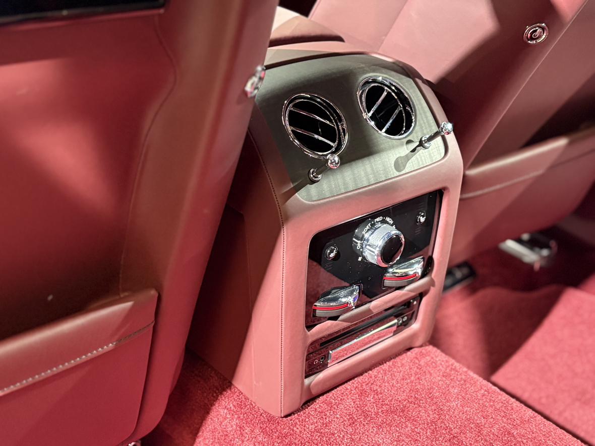 Rolls-Royce Ghost: фотография 17 из 28