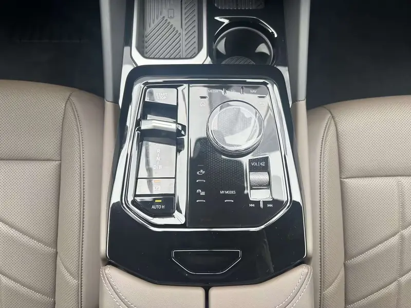 BMW i5 — фото 9