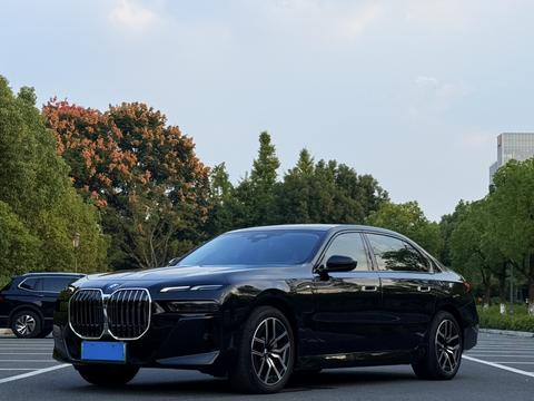 BMW i7