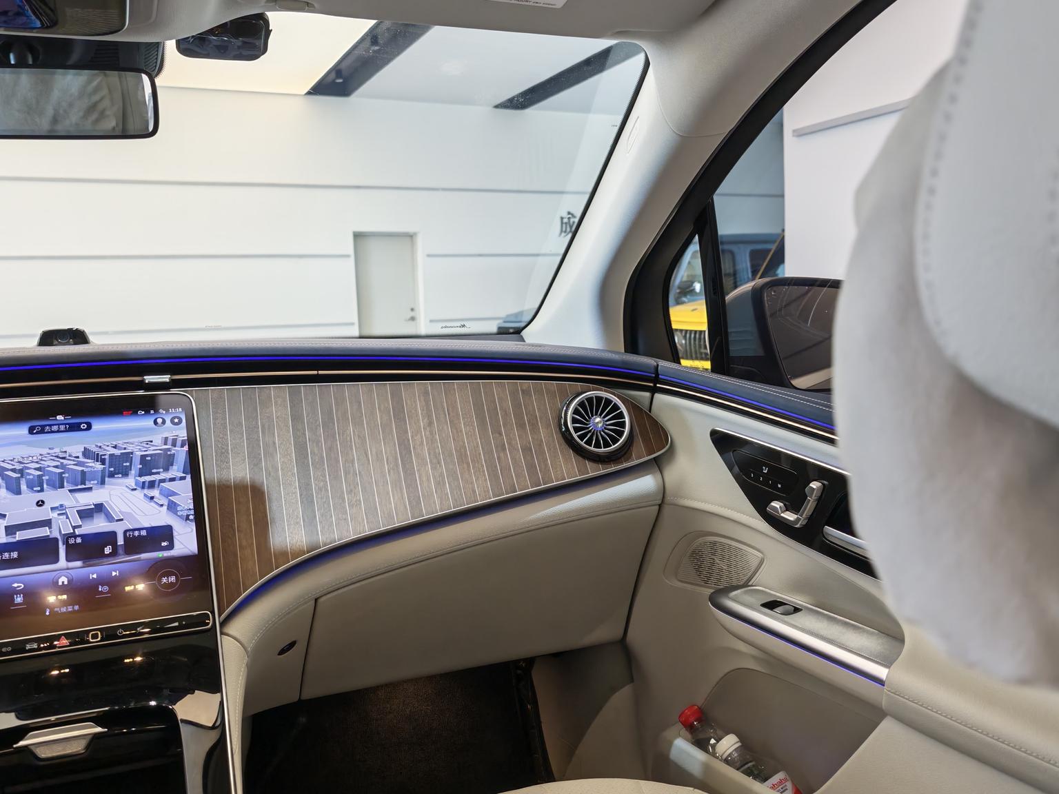 Mercedes-Benz EQE SUV: фотография 12 из 16