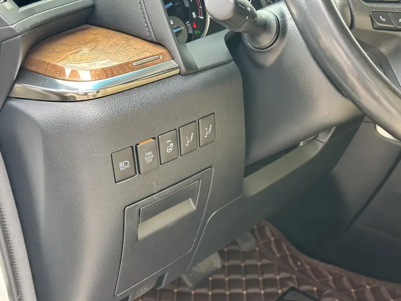 Toyota Alphard — фото 11