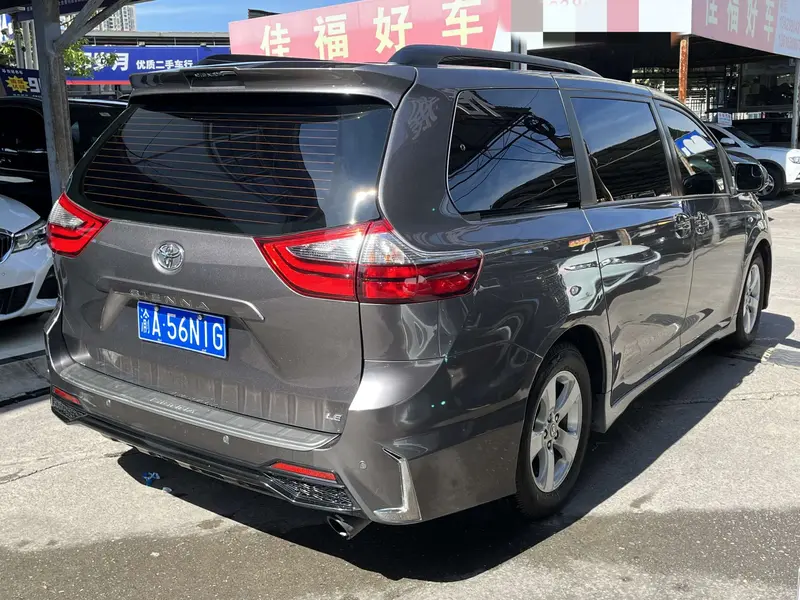 Toyota Sienna — фото 5