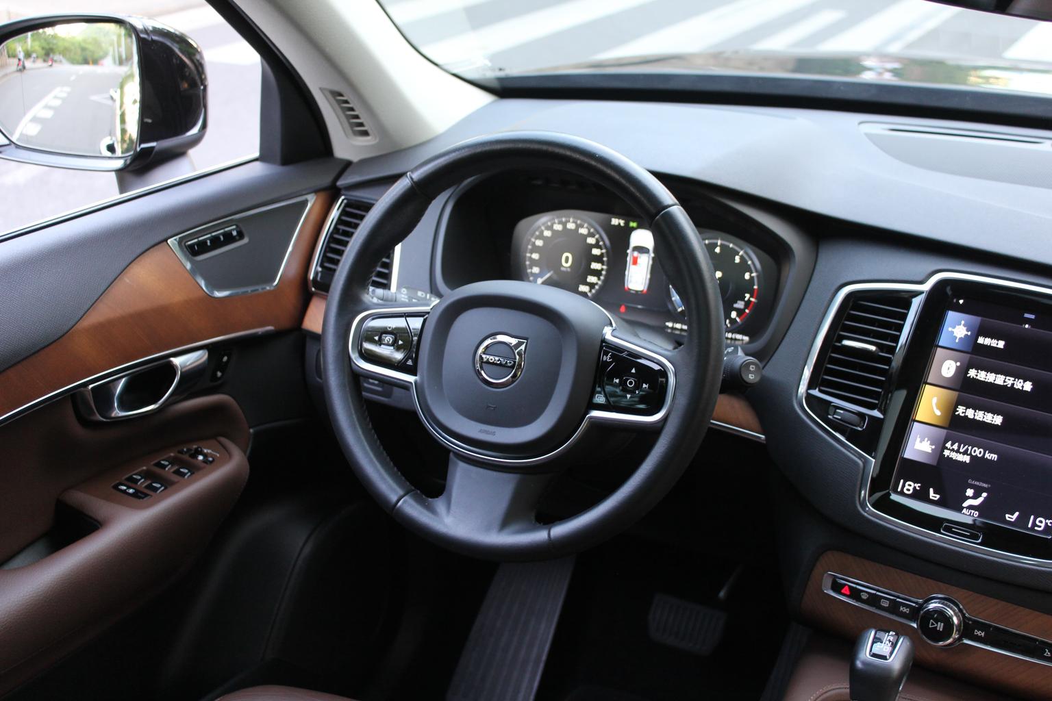 Volvo XC90: фотография 9 из 36