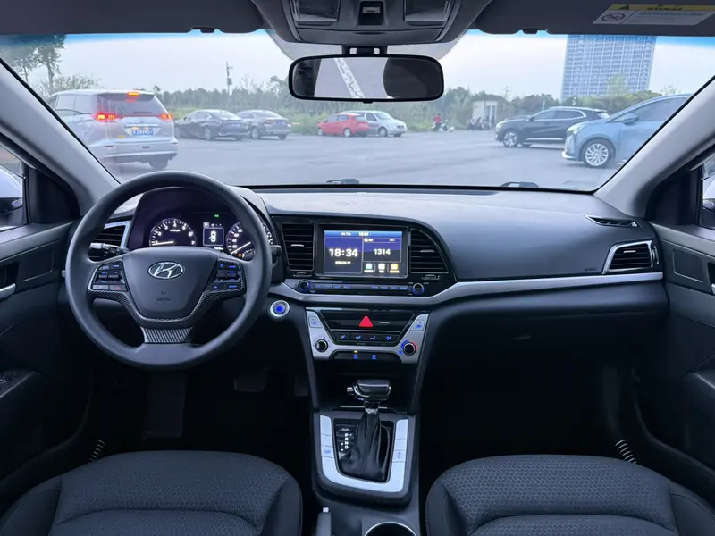 Hyundai Elantra — фото 12