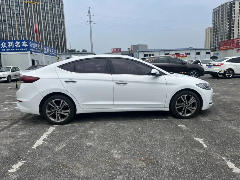 Hyundai Elantra — фото 6