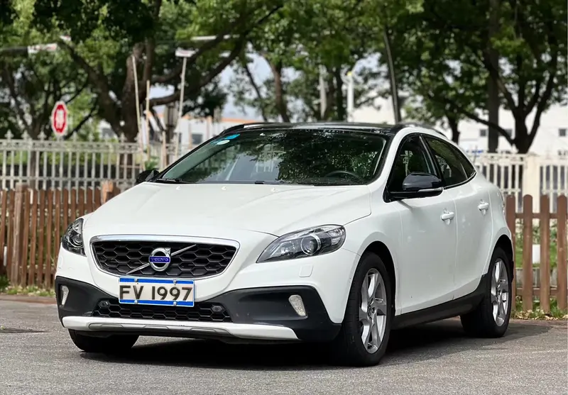 Volvo V40 — фото 1