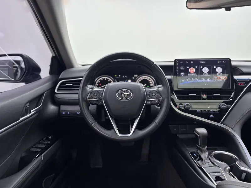 Toyota Camry — фото 10