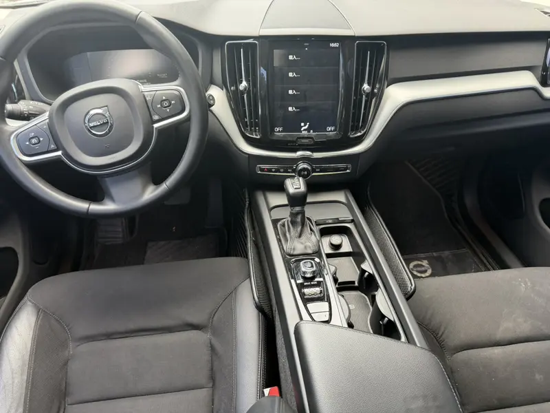 Volvo XC60 T4 — фото 5