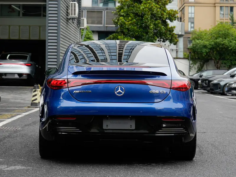 Mercedes-Benz EQE AMG — фото 4