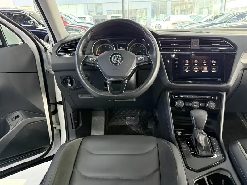 Volkswagen Tiguan L — фото 8