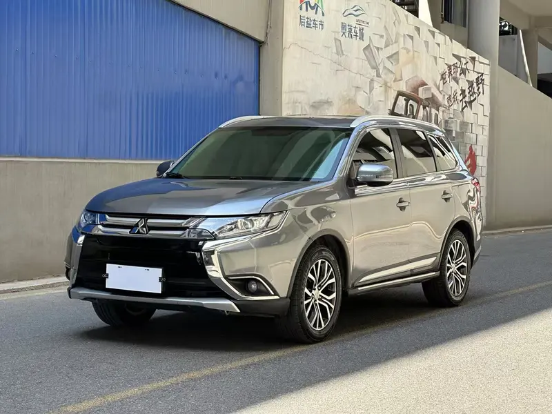 Mitsubishi Outlander — фото 1