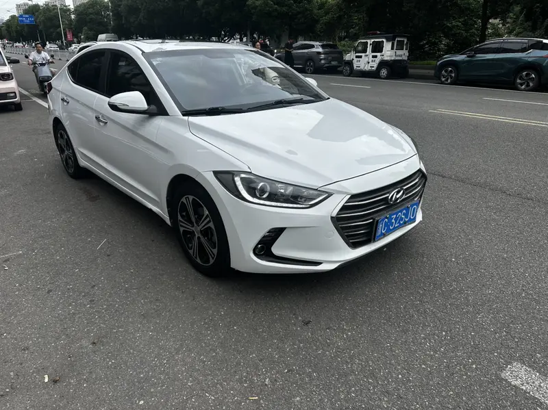 Hyundai Elantra — фото 3