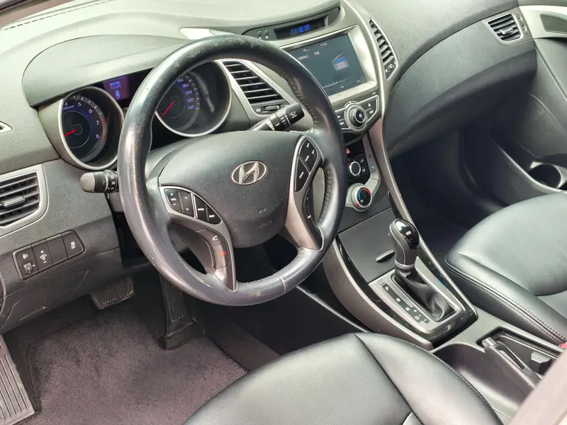 Hyundai Elantra — фото 8