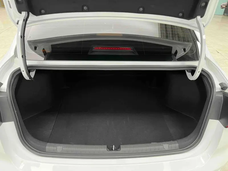 Geely Emgrand 4 1.5 L CVT Flagship — фото 16