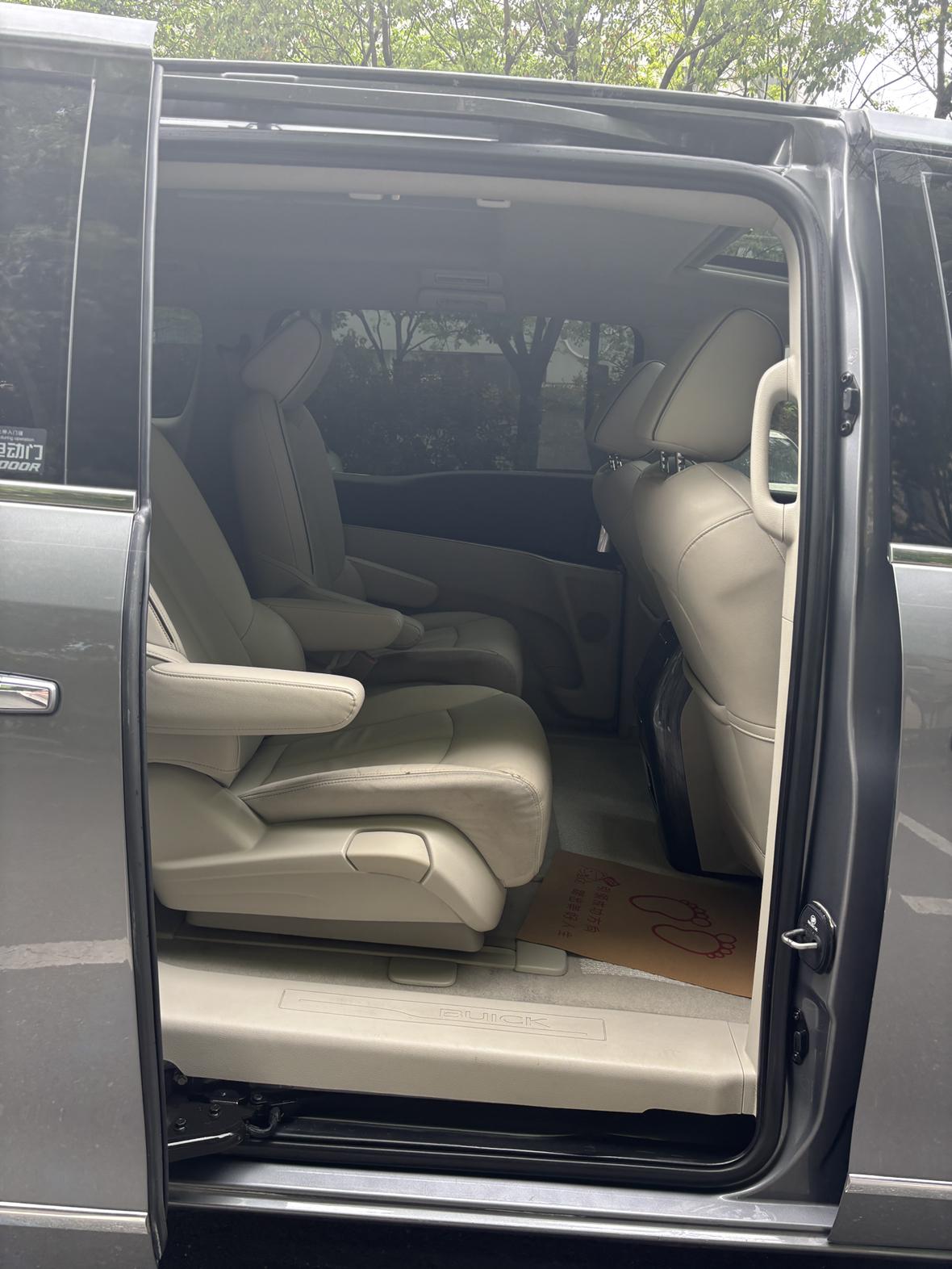 Buick GL8: фотография 19 из 19