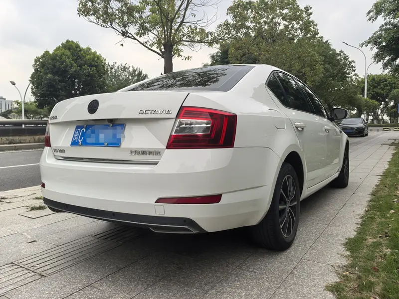 Skoda Octavia — фото 5