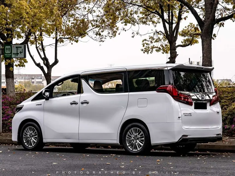 Toyota Alphard — фото 3