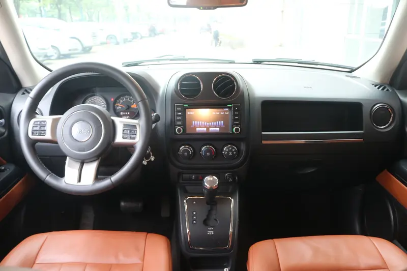 Jeep Patriot — фото 10