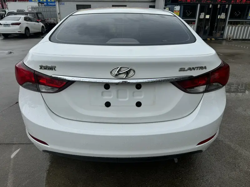 Hyundai Elantra — фото 5